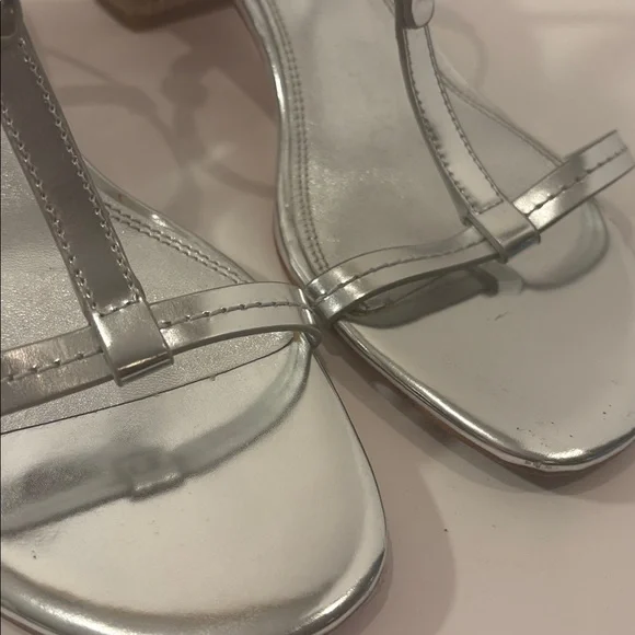 Tory Burch‎ Metallic Silver Sandals 9 - Picture 5 of 9